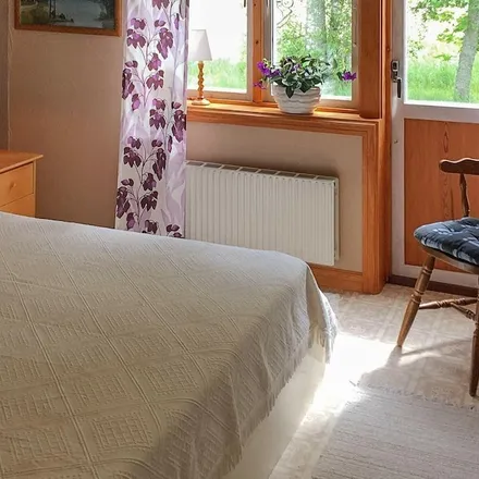 Rent this 2 bed house on Vara in Bangårdsgatan, 534 31 Vara kommun
