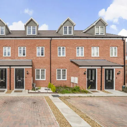 Image 1 - Grebe Close, Harlow, CM17 0GN, United Kingdom - Townhouse for sale
