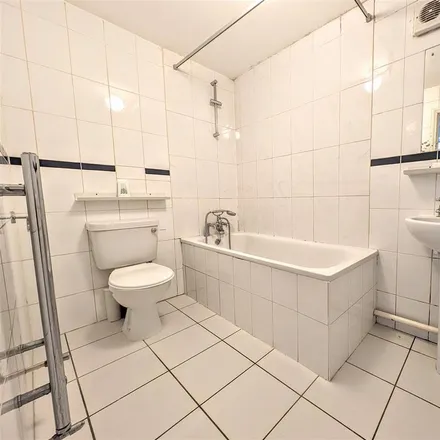 Image 4 - Blade Barber, 401 Durnsford Road, London, SW19 8DS, United Kingdom - Apartment for rent