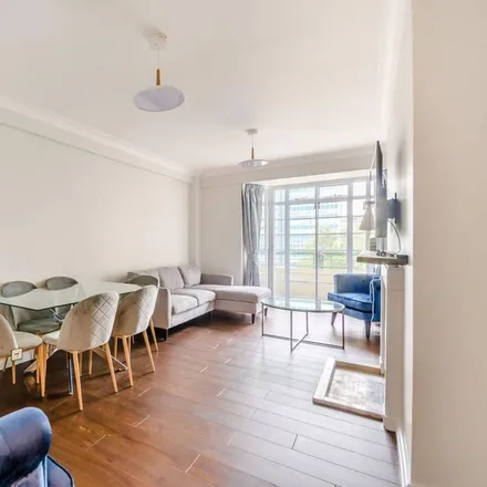 Rent this 3 bed apartment on 158 Marylebone Road in London, NW1 5AH