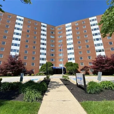 Buy this 1 bed condo on Travelodge Cleveland Lakewood in 11837 Edgewater Drive, Lakewood
