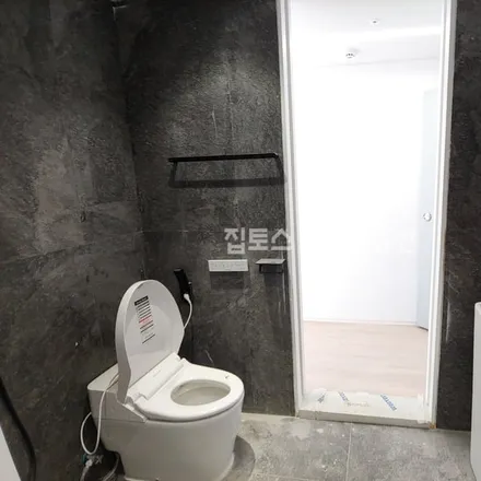 Rent this 1 bed apartment on 서울특별시 강남구 역삼동 663-12