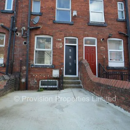 Image 4 - Abu Bakar, 37 Queen's Road, Leeds, LS6 1NY, United Kingdom - Townhouse for rent