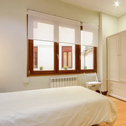 Rent this 4 bed room on Caixabank in Calle Padre Lojendio / Aita Lojendio kalea, 5