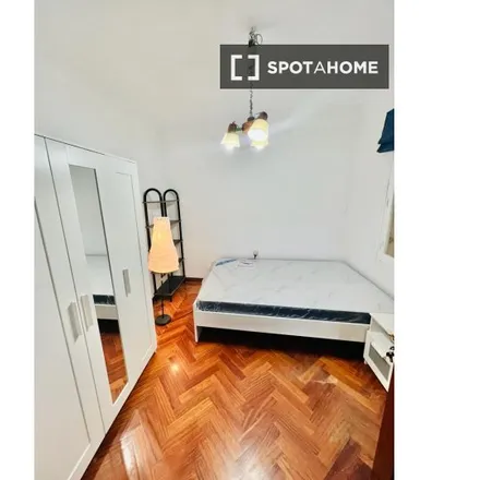 Rent this 6 bed room on Calle del Áncora in 9, 28045 Madrid