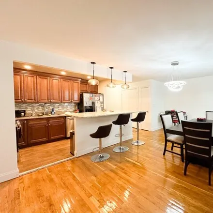 Image 7 - 544 Thatford Avenue, New York, NY 11212, USA - House for sale