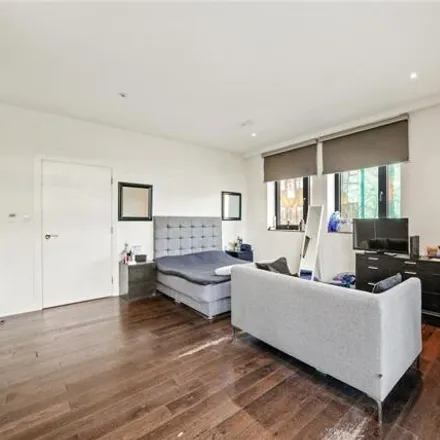 Buy this 1 bed apartment on Waterside in Packetboat Lane, London