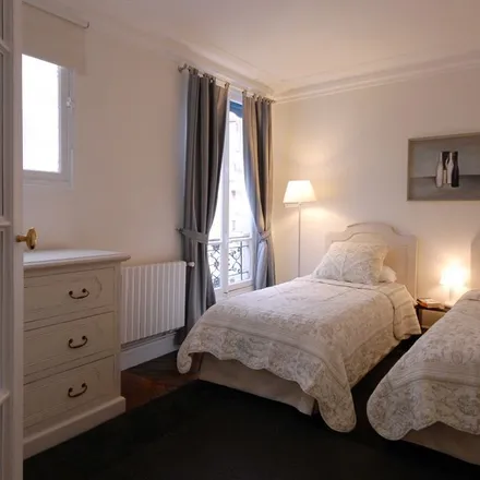 Image 3 - 3 Rue Clapeyron, 75008 Paris, France - Apartment for rent
