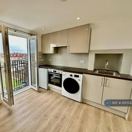 Image 4 - Middleton Avenue, London, UB6 8BS, United Kingdom - Apartment for rent