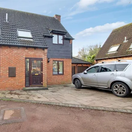 Rent this 4 bed house on Lower Meadow in Cheshunt, EN8 0QU