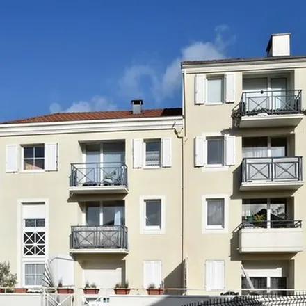 Rent this 2 bed apartment on 44 Avenue de Fouilleuse in 92500 Rueil-Malmaison, France