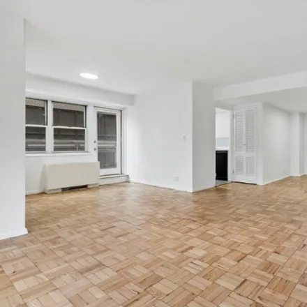 Image 3 - 321 East 48th Street, New York, NY 10017, USA - Condo for sale