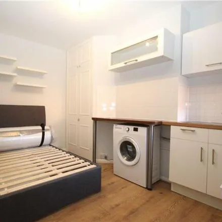 Image 3 - Baillie Road, Guildford, GU1 3LP, United Kingdom - Apartment for rent