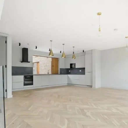 Rent this 4 bed apartment on 1 Wilberforce Road in London, N4 2SW