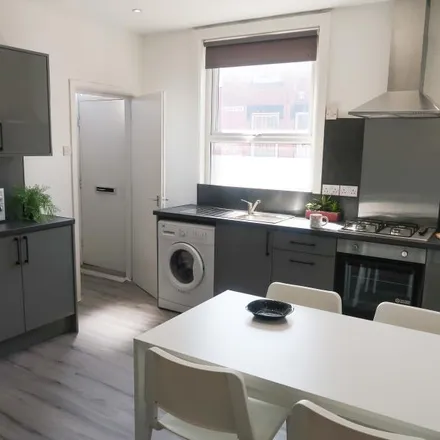 Image 1 - Harold View, Leeds, LS6 1PP, United Kingdom - Townhouse for rent