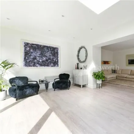 Image 4 - Rawlings Close, London, BR3 3GP, United Kingdom - House for sale