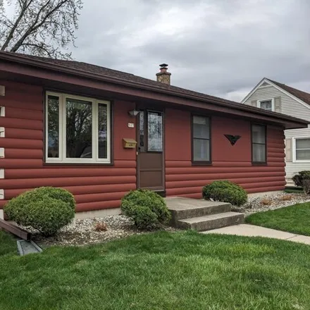 Buy this 3 bed house on 917 East Norwich Street in Milwaukee, WI 53207