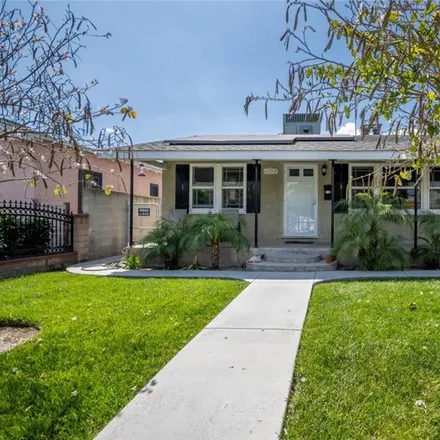 Buy this studio townhouse on 6253 Auckland Avenue in Los Angeles, CA 91606