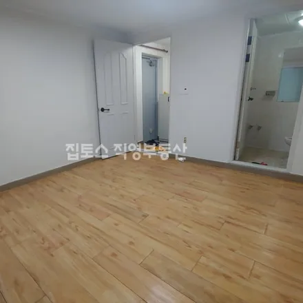 Rent this studio apartment on 서울특별시 서초구 반포동 724-1