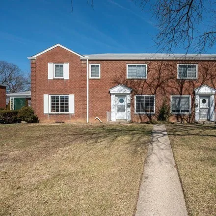 Buy this studio townhouse on 1532 Waltham Road in Upper Arlington, OH 43221