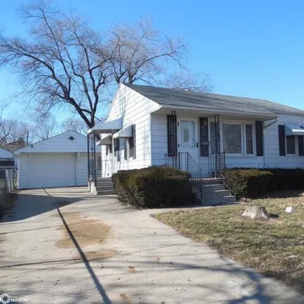 Buy this 2 bed house on 633 Grace Street in Ottumwa, IA 52501