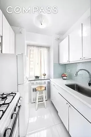 Image 3 - 225 East 46th Street, New York, NY 10017, USA - Condo for sale