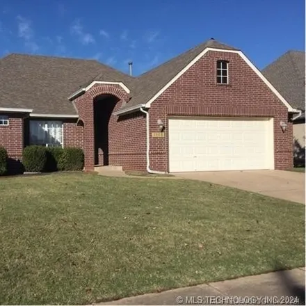 Rent this 3 bed house on 1944 West Vail Street in Broken Arrow, OK 74012