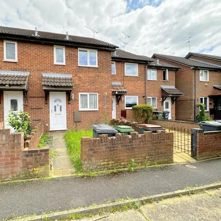 Rent this 2 bed townhouse on unnamed road in Luton, LU4 0YA