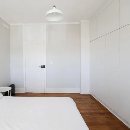 Rent this 5 bed room on Quinta das Águias in Calçada da Boa Hora, 1300-095 Lisbon