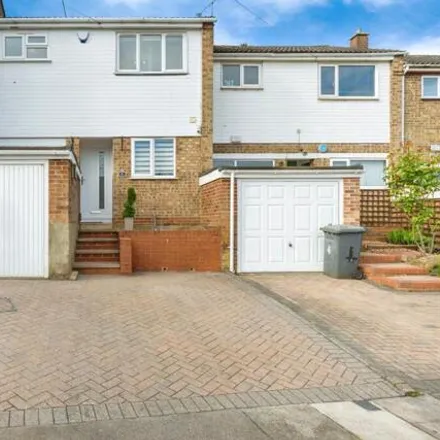 Buy this 3 bed townhouse on Hunts Close in Luton, LU1 5JL