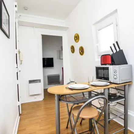 Image 4 - 4 Rue André Gill, 75018 Paris, France - Apartment for rent