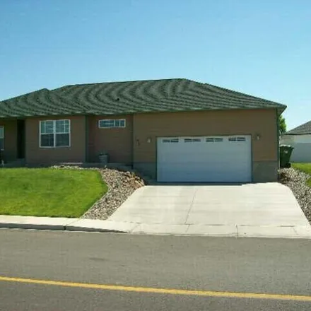 Buy this 3 bed house on 845 Cherry Lane in Grandview, WA 98930