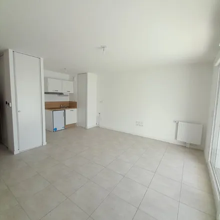 Rent this 2 bed apartment on 4 Rue Émile Zola in 49460 Montreuil-Juigné, France