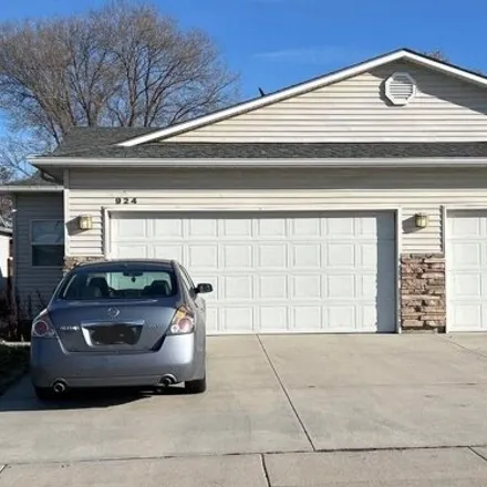 Buy this 5 bed house on 918 South Diamond Street in Nampa, ID 83686