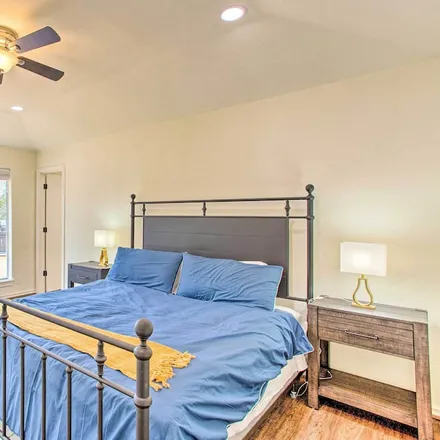 Rent this 3 bed house on Pottsboro