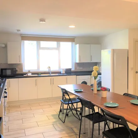 Rent this 11 bed duplex on 40 Thimbler Road in Coventry, CV4 8FL