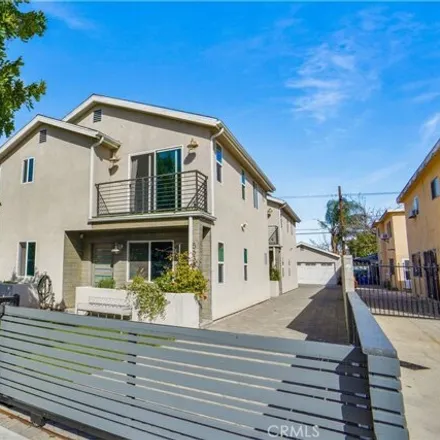 Buy this studio apartment on 5658 Craner Avenue in Los Angeles, CA 91601