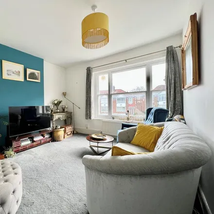 Image 4 - Thurlby Close, London, IG8 8AW, United Kingdom - Apartment for rent
