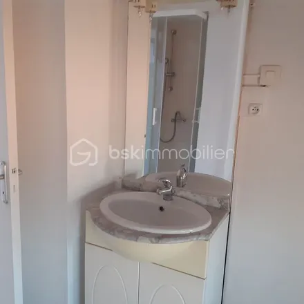 Rent this 2 bed apartment on La Tete de Beauchene in 89140 Courlon-sur-Yonne, France