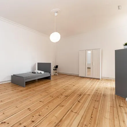 Rent this 4 bed room on Boxi Spätshop in Boxhagener Straße, 10245 Berlin