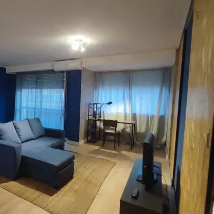 Rent this 1 bed apartment on Avenida da Boavista 280 in 4149-071 Porto, Portugal
