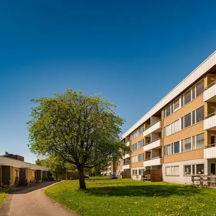 Rent this 3 bed apartment on Bussatorpsvägen in 541 57 Skultorp, Sweden