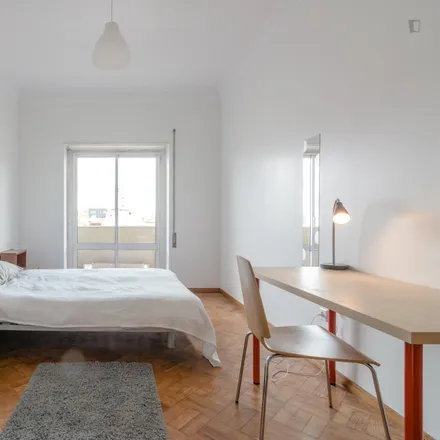 Rent this 7 bed room on Externato Infante Dom Pedro in Avenida Visconde de Valmor, 1050-240 Lisbon
