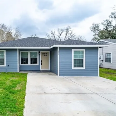 Rent this 3 bed house on 215 Sandra Street in Edna, TX 77957