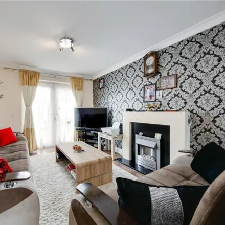Image 3 - Orsett End, Basildon, SS14 2NH, United Kingdom - Townhouse for sale