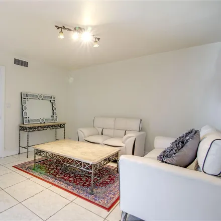 Image 4 - 8183 Northwest 99th Street, Hialeah Gardens, FL 33016, USA - Townhouse for sale