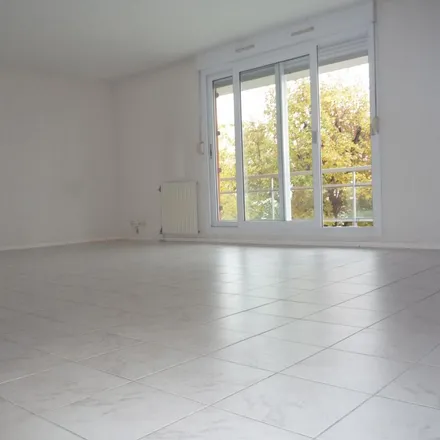 Rent this 3 bed apartment on 45 Rue des Arandes in 21240 Talant, France