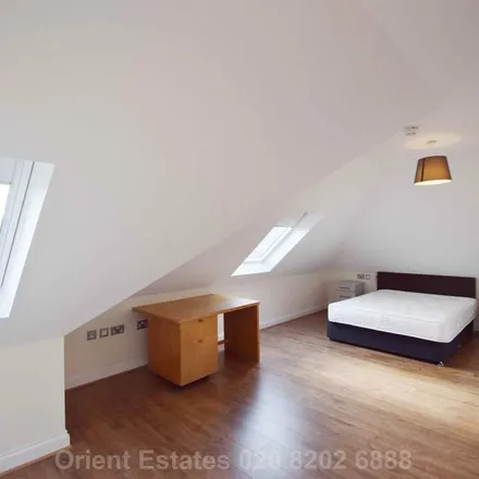 Image 5 - Queens Way, London, NW4 2TN, United Kingdom - Apartment for rent