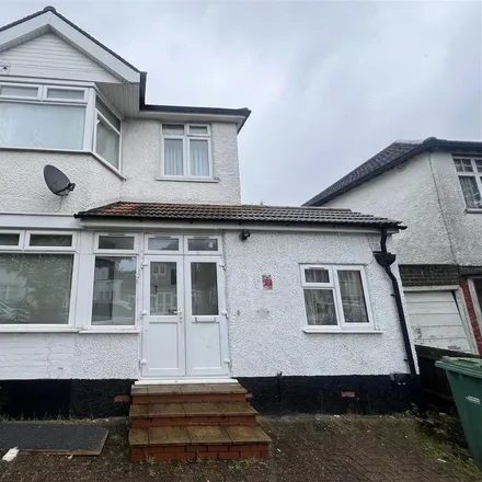 Rent this 4 bed duplex on Sudbury Heights Avenue in London, UB6 0NF