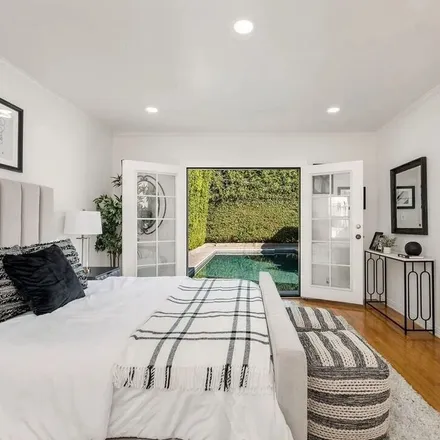 Rent this 3 bed apartment on 540 North Citrus Avenue in Los Angeles, CA 90036